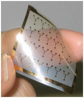 図１：プラスチック基板上にインクジェット法を用いて『印刷』した、柔軟な単層カーボンナノチューブ薄膜トランジスタ